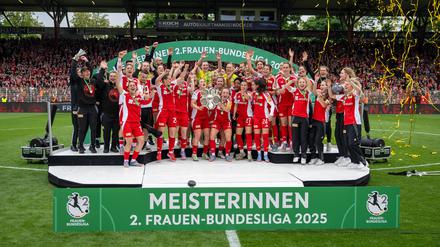 Als Kapitänin Lisa Heiseler die Schale in den Himmel reckte, war es das erste Mal in der Vereinsgeschichte, dass Union einen nationalen Titel im eigenen Stadion feiern konnte. 