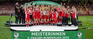 Als Kapitänin Lisa Heiseler die Schale in den Himmel reckte, war es das erste Mal in der Vereinsgeschichte, dass Union einen nationalen Titel im eigenen Stadion feiern konnte. 