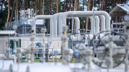 Rohrsysteme und Absperrvorrichtungen in der Gasempfangsstation der Ostseepipeline Nord Stream 1 und der Übernahmestation der Ferngasleitung OPAL .
