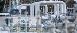 Rohrsysteme und Absperrvorrichtungen in der Gasempfangsstation der Ostseepipeline Nord Stream 1 und der Übernahmestation der Ferngasleitung OPAL .
