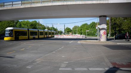 Auch der Bereich unter der Brücke an der Wuhlheide ist für den Verkehr gesperrt. (Archivbild)