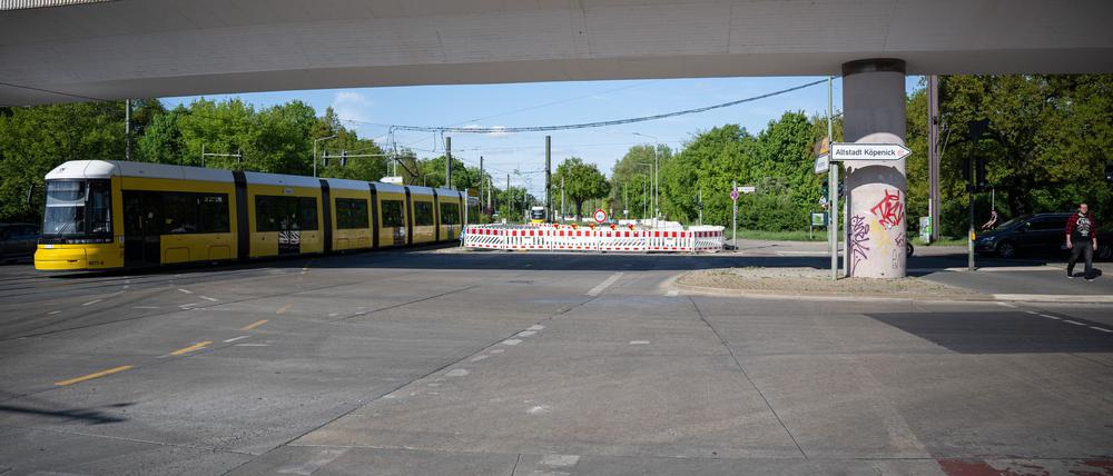Auch der Bereich unter der Brücke an der Wuhlheide ist für den Verkehr gesperrt. (Archivbild)