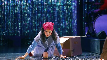 Starker Auftritt: Sesede Terzyan spielt „Unser Deutschlandmärchen“ vom Maxim Gorki Theater