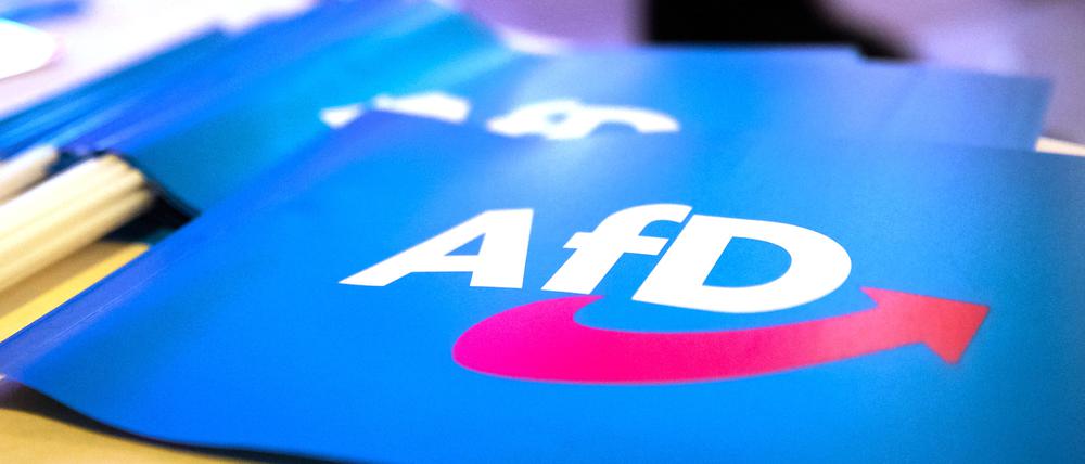 24.11.2018, Bayern, Greding: Fähnchen mit dem Logo der AfD liegen auf einem Tisch.