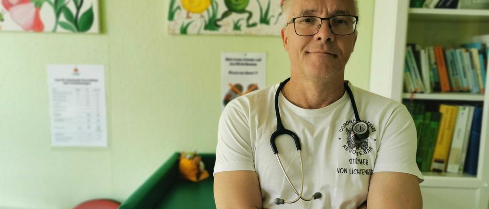 Kinderarzt Steffen Lüder behandelt in seiner Praxis in Berlin-Lichtenberg 80 Kinder pro Tag, in der Erkältungszeit können es auch bis zu 120 Patientinnen und Patienten sein.