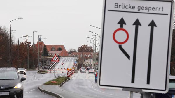 08.12.2019, Berlin/Köpenick. Überführung an der Wuhlheide/Treskowallee ist gesperrt, Verkehrschaos droht. *** 08 12 2019, Berlin Köpenick Overpass at Wuhlheide Treskowallee is closed, traffic chaos threatens