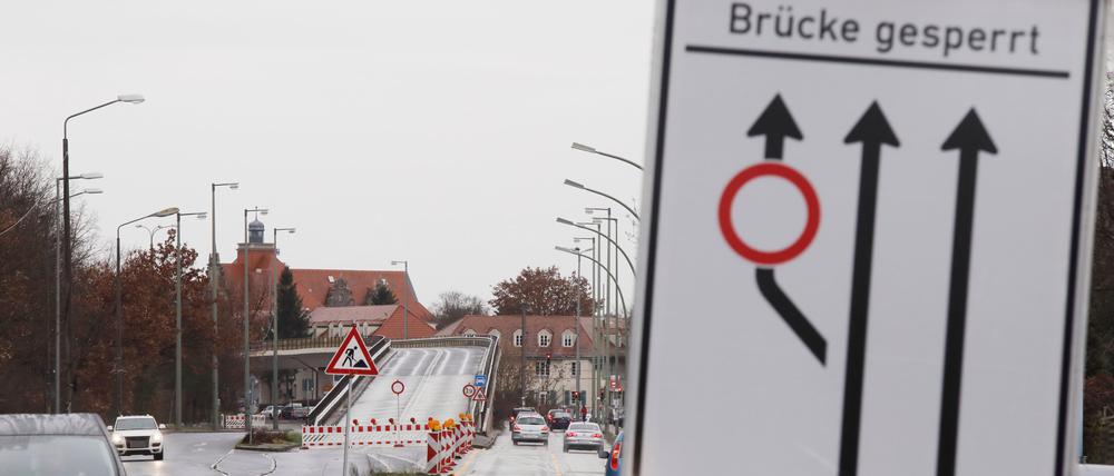 08.12.2019, Berlin/Köpenick. Überführung an der Wuhlheide/Treskowallee ist gesperrt, Verkehrschaos droht. *** 08 12 2019, Berlin Köpenick Overpass at Wuhlheide Treskowallee is closed, traffic chaos threatens