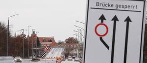 Nun ist auch die Straße unter der Brücke gesperrt