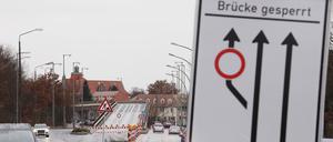 Nun ist auch die Straße unter der Brücke gesperrt