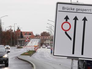08.12.2019, Berlin/Köpenick. Überführung an der Wuhlheide/Treskowallee ist gesperrt, Verkehrschaos droht. *** 08 12 2019, Berlin Köpenick Overpass at Wuhlheide Treskowallee is closed, traffic chaos threatens