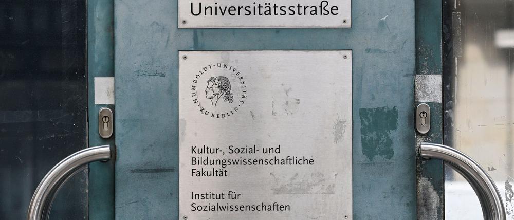 Vor einem Jahr hatten propalästinensische Aktivisten das Gebäude besetzt. Auch damals wurden Wände beschmiert. (Archivbild)