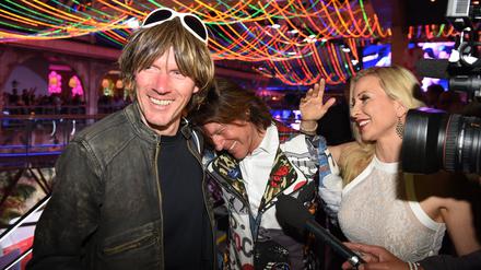Mickie Krause (von links nach rechts), Jürgen Drews und seine Frau Ramona unterhalten sich zum Saison-Opening im Megapark (Archivbild 2016).