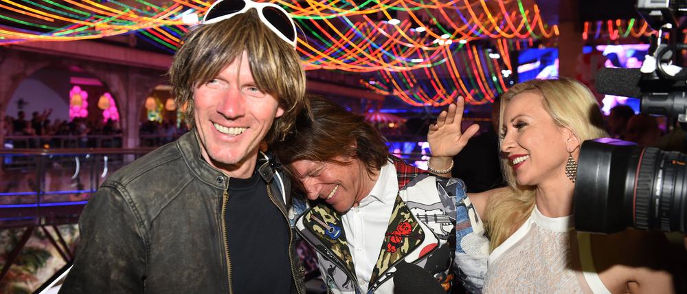 Mickie Krause (von links nach rechts), Jürgen Drews und seine Frau Ramona unterhalten sich zum Saison-Opening im Megapark (Archivbild 2016).