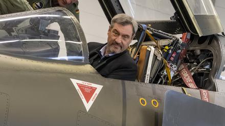 Markus Söder (CSU), Ministerpräsident von Bayern, bei seinem Besuch beim Taktischen Luftwaffengeschwader 74 bei Neuburg an der Donau.