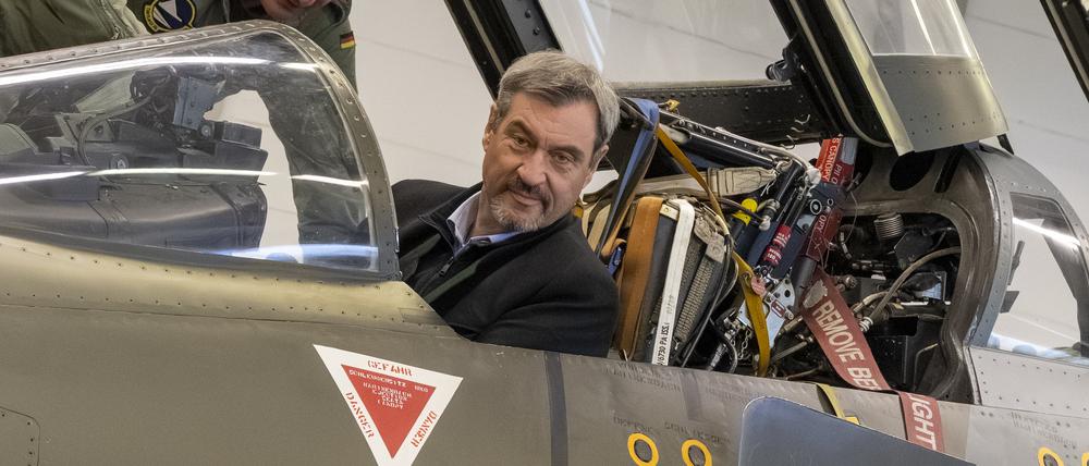 Markus Söder (CSU), Ministerpräsident von Bayern, bei seinem Besuch beim Taktischen Luftwaffengeschwader 74 bei Neuburg an der Donau.
