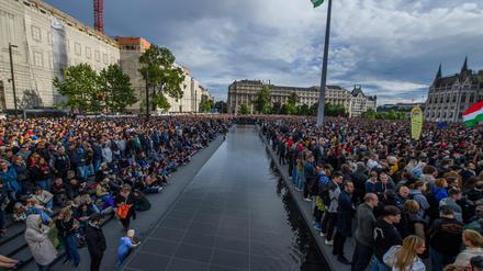 Massendemonstration gegen den Gesetzentwurf vor dem ungarischen Parlamentsgebäude in Budapest am 18. Mai. 