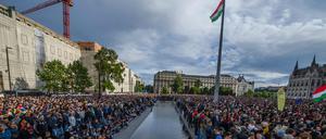 Massendemonstration gegen den Gesetzentwurf vor dem ungarischen Parlamentsgebäude in Budapest am 18. Mai. 