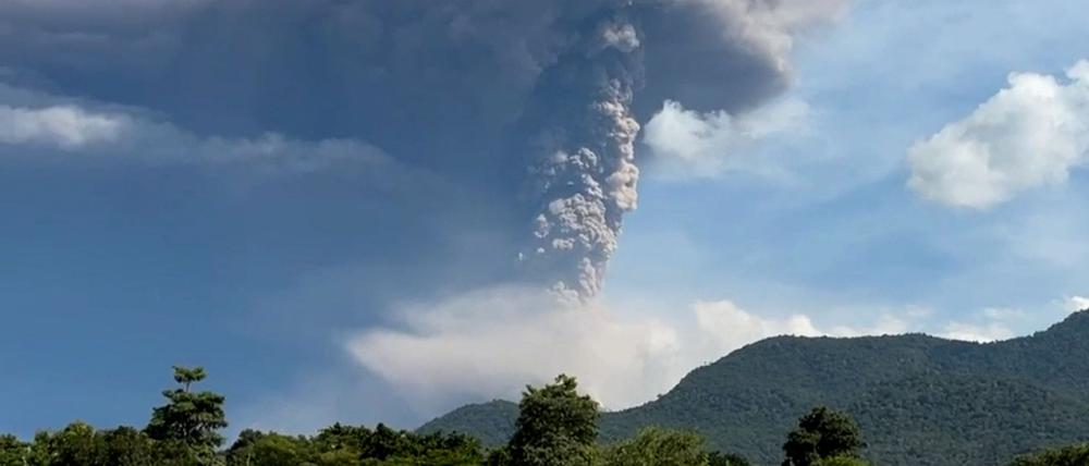 Der Lewotobi Laki-Laki auf der Insel Flores ist erneut ausgebrochen. 