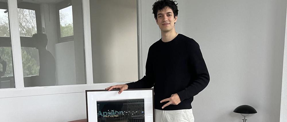 Apsilon nimmt den Soundcheck Award 2024 entgegen in den Räumen seines Managements.