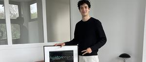 Apsilon nimmt den Soundcheck Award 2024 entgegen in den Räumen seines Managements.