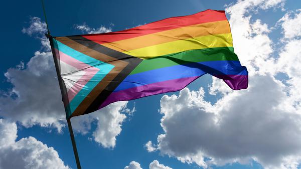 Die Pride-Progress Flagge schließt auch trans-Personen mit ein.