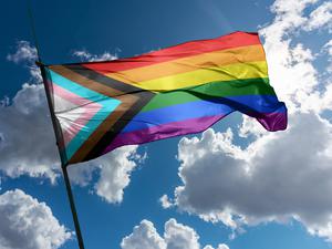 Die Pride-Progress Flagge schließt auch trans-Personen mit ein.