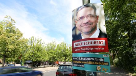 Plakate zum Abwahlbegehren des Potsdamer Oberbürgermeisters Mike Schubert (SPD).
