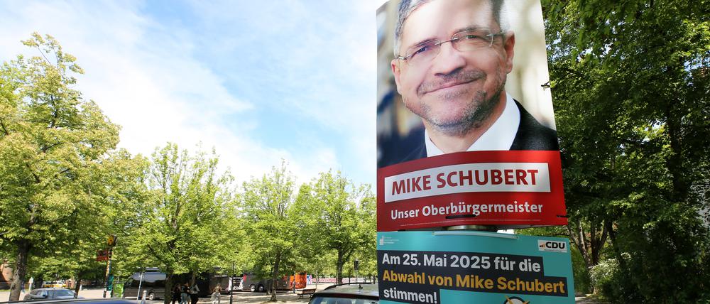 Plakate zum Abwahlbegehren des Potsdamer Oberbürgermeisters Mike Schubert (SPD).