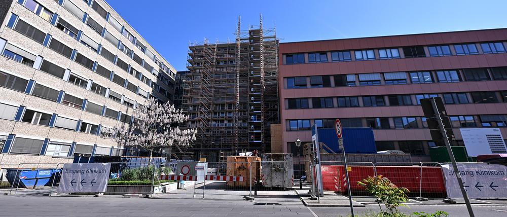 Potsdam, 12.05.2025, Lokales, Klinikum Ernst von Bergmann, EvB, Krankenhaus, Foto: Ottmar Winter PNN ACHTUNG: Foto ist ausschließlich für redaktionelle Berichterstattung der PNN und des TGSP! Eine kommerzielle Nutzung, z.B. Werbung, ist ausgeschlossen. Die Weitergabe an nicht autorisierte Dritte, insbesondere eine weitergehende Vermarktung über Bilddatenbanken, ist unzulässig.