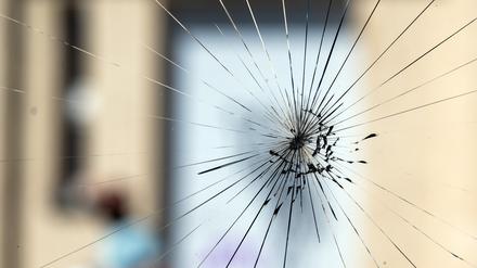 Eine der Scheiben des Cafes „Bajszel“ zeigt die durch einen Steinwurf verursachten Risse. Die Kulturkneipe in Neukölln hat sich öffentlich gegen Antisemitismus positioniert und war zum wiederholten Mal das Ziel von Angriffen. 