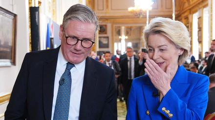 Der britische Premierminister Keir Starmer und die Präsidentin der Europäischen Kommission Ursula von der Leyen am Montag nach einer gemeinsamen Pressekonferenz während des Gipfeltreffens zwischen Großbritannien und der EU im Lancaster House in London.