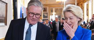 Der britische Premierminister Keir Starmer und die Präsidentin der Europäischen Kommission Ursula von der Leyen am Montag nach einer gemeinsamen Pressekonferenz während des Gipfeltreffens zwischen Großbritannien und der EU im Lancaster House in London.