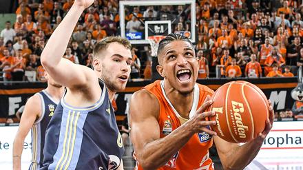 Malte Delow (links) und Alba konnten die Ulmer (im Bild Alfonso Plummer) oft nur per Foul stoppen.