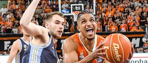 Malte Delow (links) und Alba konnten die Ulmer (im Bild Alfonso Plummer) oft nur per Foul stoppen.