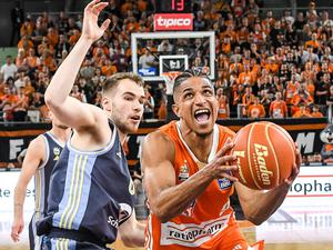 Malte Delow schied mit Alba in den Play-offs der vergangenen Saison klar gegen Ulm (im Bild Alfonso Plummer) aus.