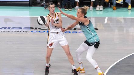 Starspielerin Caitlin Clark und die deutsche Nationalspielerin Leonie Fiebich.