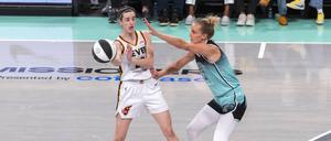 Starspielerin Caitlin Clark und die deutsche Nationalspielerin Leonie Fiebich.