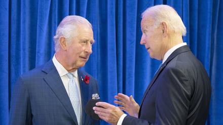 Der damalige britische Prinz Charles (l) begrüßt Joe Biden, Präsident der USA, vor ihrem bilateralen Treffen während des Cop26-Gipfels auf dem Scottish Event Campus (SEC) in Glasgow.