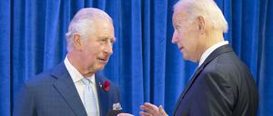 Der damalige britische Prinz Charles (l) begrüßt Joe Biden, Präsident der USA, vor ihrem bilateralen Treffen während des Cop26-Gipfels auf dem Scottish Event Campus (SEC) in Glasgow.