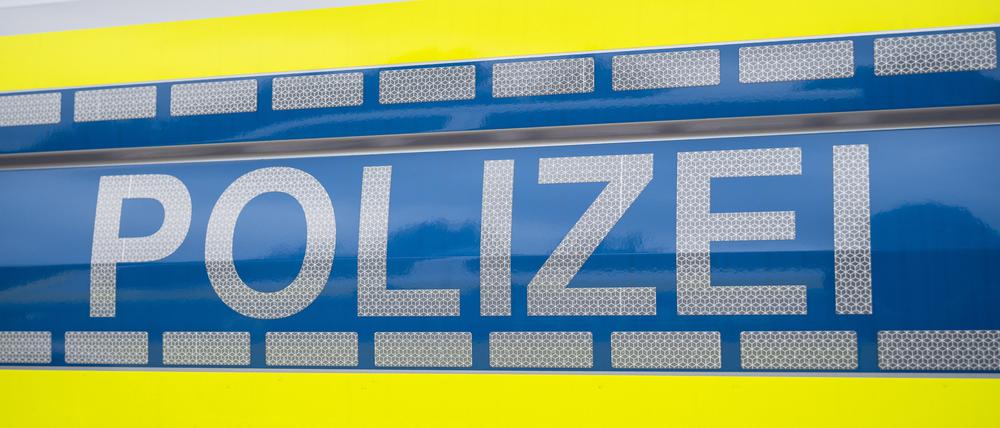 Der Schriftzug „Polizei“ steht auf einem Einsatzfahrzeug. (Symbolbild)