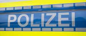 Der Schriftzug „Polizei“ steht auf einem Einsatzfahrzeug. (Symbolbild)