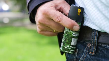 Eine Hand hält eine handelsübliche Dose mit Pfefferspray. (Symbolbild)
