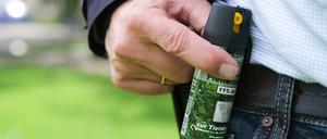 Eine Hand hält eine handelsübliche Dose mit Pfefferspray. (Symbolbild)