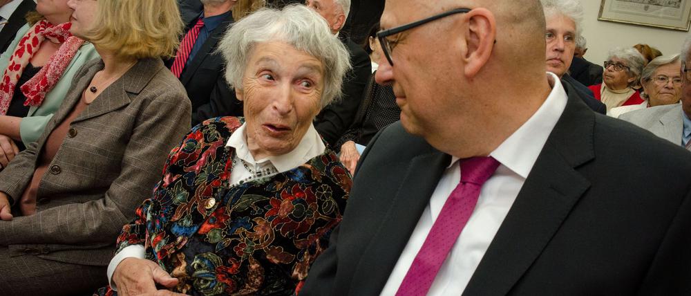 Der Direktor des Berliner Projekts „Lebensmelodien“, Michael Raddatz (r), im Gespräch mit der Holocaust-Überlebenden Michaela Vidlakova (M) im Rahmen des Konzerts für Holocaust-Überlebende im Kuppelsaal der deutschen Botschaft.