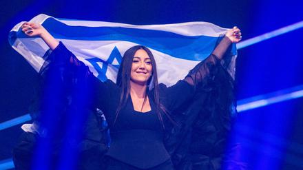 Der staatliche TV-Sender RTVE kündigte derweil an, man werde eine Überprüfung des Publikumsvotings beantragen, das die Teilnehmerin Israels(Yuval Raphael mit dem Song „New Day Will Rise“) am Samstag auf Platz 2 katapultiert hatte. 