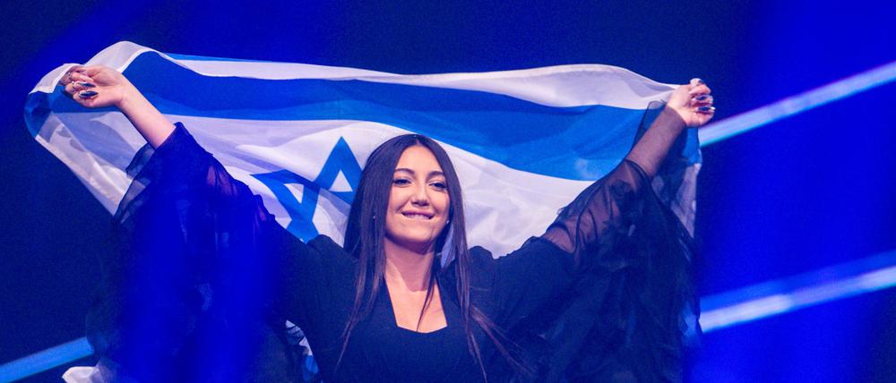 Der staatliche TV-Sender RTVE kündigte derweil an, man werde eine Überprüfung des Publikumsvotings beantragen, das die Teilnehmerin Israels(Yuval Raphael mit dem Song „New Day Will Rise“) am Samstag auf Platz 2 katapultiert hatte. 