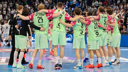 Die Füchse Berlin haben die Tabellenführung in der Handball-Bundesliga behauptet.