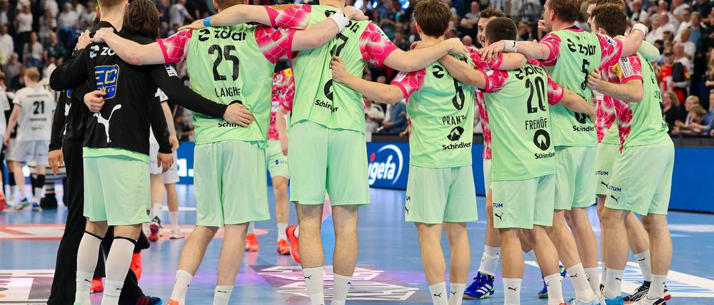 Die Füchse Berlin haben die Tabellenführung in der Handball-Bundesliga behauptet.