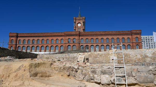 Abstieg in die Vergangenheit: Das 16-köpfige Team des Landesdenkmalamtes hat sich bis zum Urkern der Stadt vorgearbeitet.