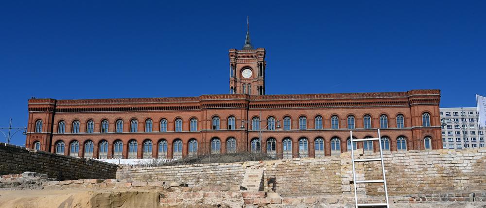 Abstieg in die Vergangenheit: Das 16-köpfige Team des Landesdenkmalamtes hat sich bis zum Urkern der Stadt vorgearbeitet.